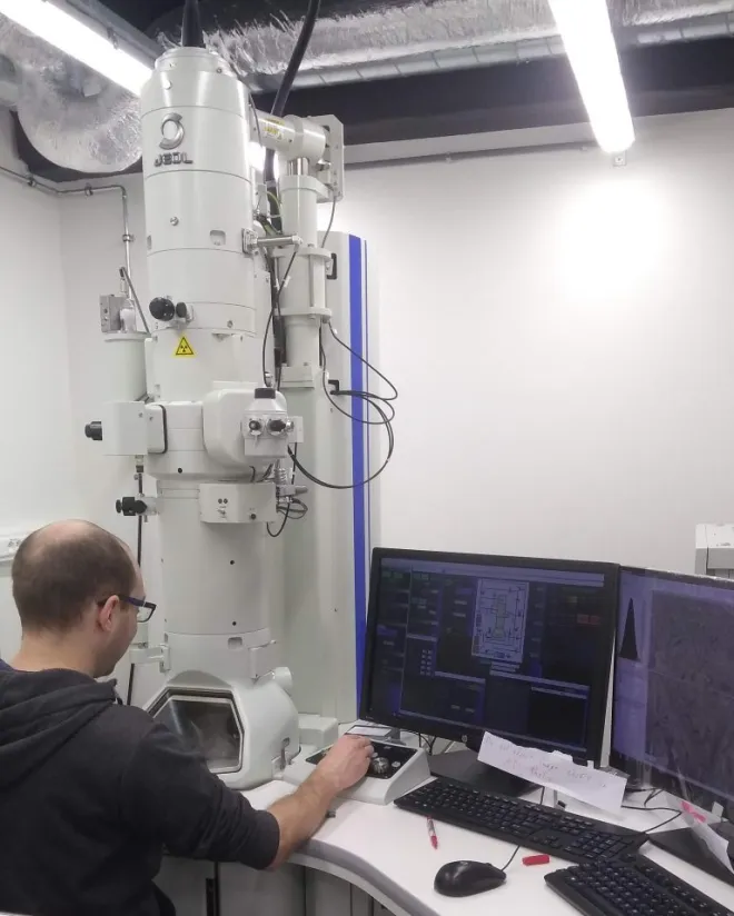 120 kV JEOL 1400 microscope equipped with LaB6 filament and TVIPS F416 CCD camera.