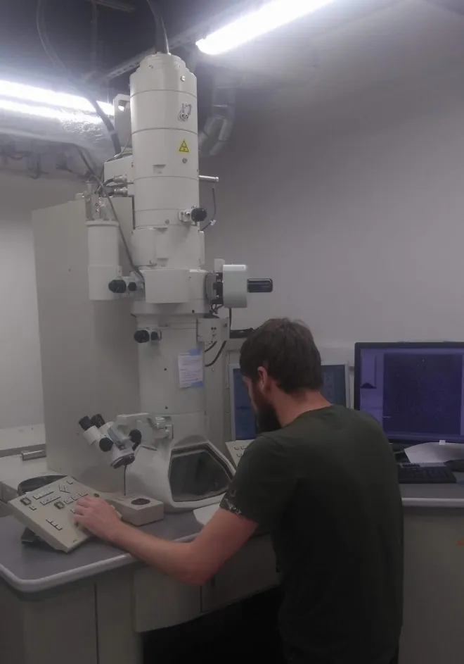 120 kV JEOL 1400 microscope equipped with LaB6 filament and TVIPS F416 CCD camera.