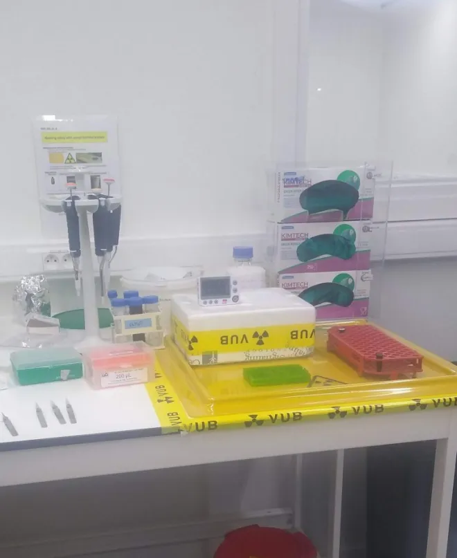 Radioactive work bench for negative staining.